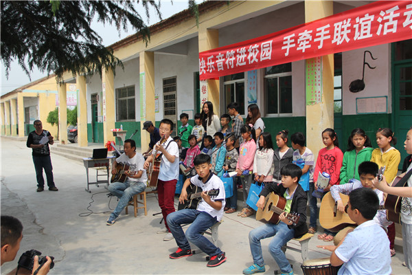 枣庄音符吉他培训中心走进校园 孩子们在表演节目 枣庄音符吉他培训中心走进校园 孩子们在表演节目