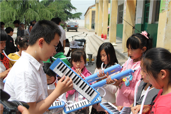 枣庄音符吉他培训中心走进校园 孩子们在学习口风琴 枣庄音符吉他培训中心走进校园 孩子们在学习口风琴